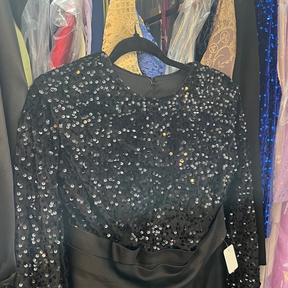 Black   Gown - Picture 6 of 7